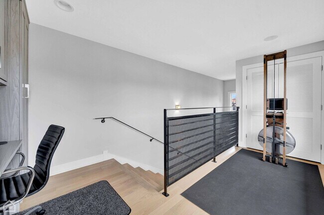 Building Photo - 1312 W Madison St