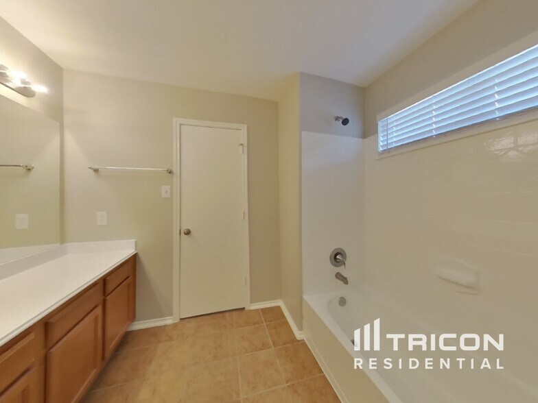 Building Photo - 33111 Cottonwood Bend