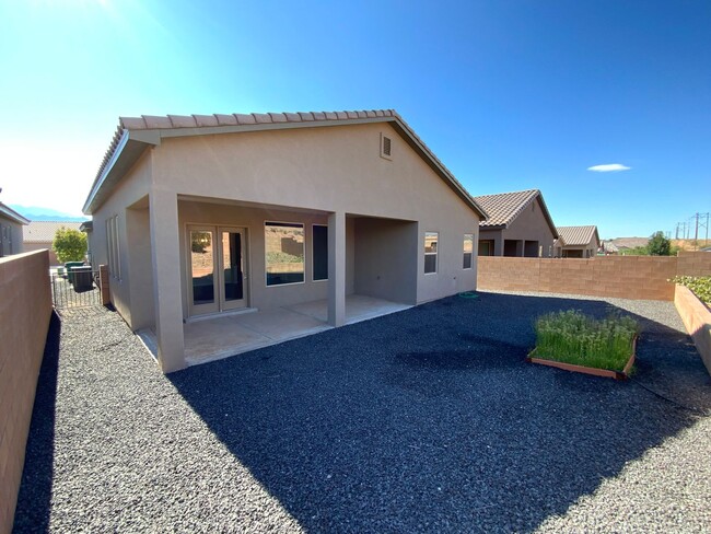 Building Photo - 4 Bedroom Single Story Home Available Near...