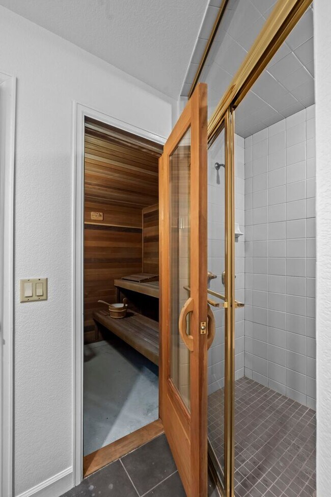 Building Photo - Custom Boulder 4 Bedroom + Finished Basement