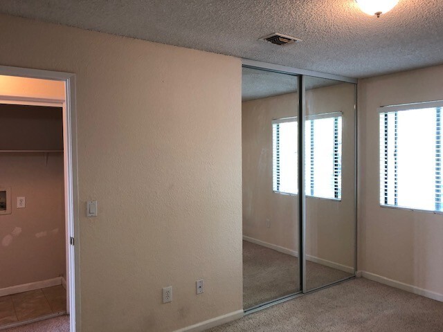 Building Photo - SHARON CREEK CONDOS! Upper level, 2bed/2 b...