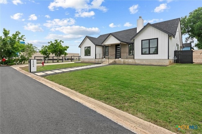 Building Photo - 2204 Magnolia Dr