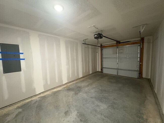Building Photo - Charming 4-Bedroom Home with Spacious Livi...