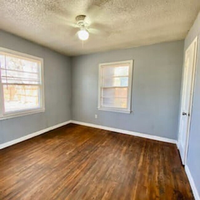 Building Photo - Handyman Special $0 First Month's Rent / “You fix, you SAVE BIG!!” Contact Mayshell for details: ...