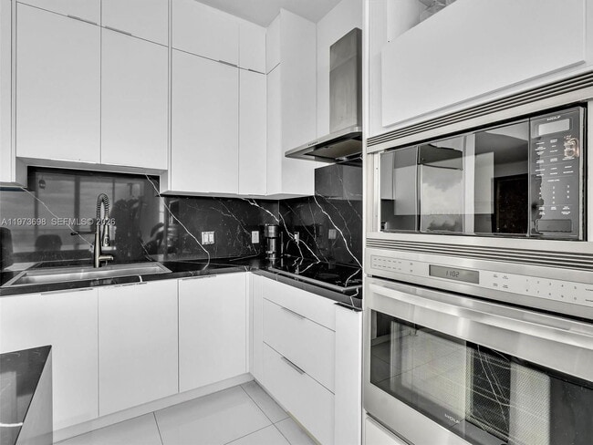 Building Photo - 2020 N Bayshore Dr