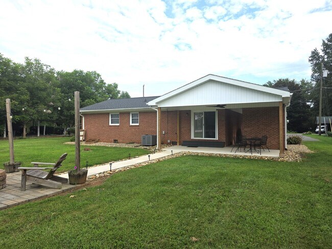 Building Photo - 118 Forest Oaks Dr