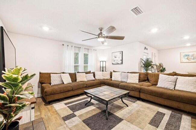 Building Photo - Updated and Move In Ready 4/2 in Cantonment