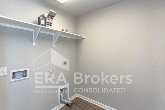 Building Photo - 6402 Golden Gate Dr