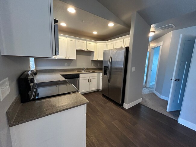 Building Photo - 3  Bedroom 2 Bathroom Condo in Springville!