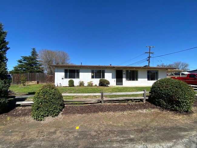 Building Photo - 3 Bed/1 Bath with Large fenced yard in central Paso Robles near Highschool!