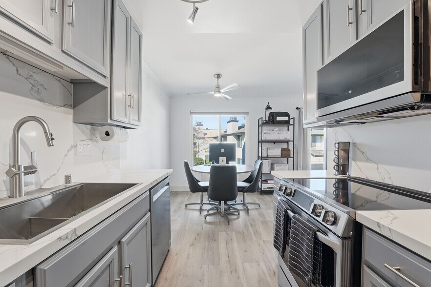 Building Photo - 450 W Vermont Ave