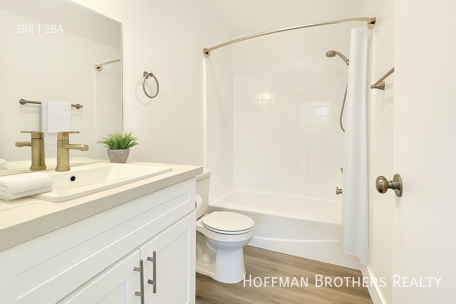 Building Photo - 6941 Hazeltine Ave