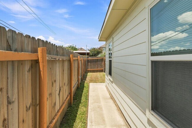 Building Photo - 4500 Senda Ln