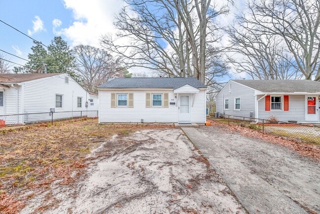 Primary Photo - 2 Bed 1 Bath Home for rent in Hampton!