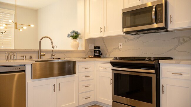 Building Photo - Gorgeous 3 bedrooms 2.5 baths townhome in ...