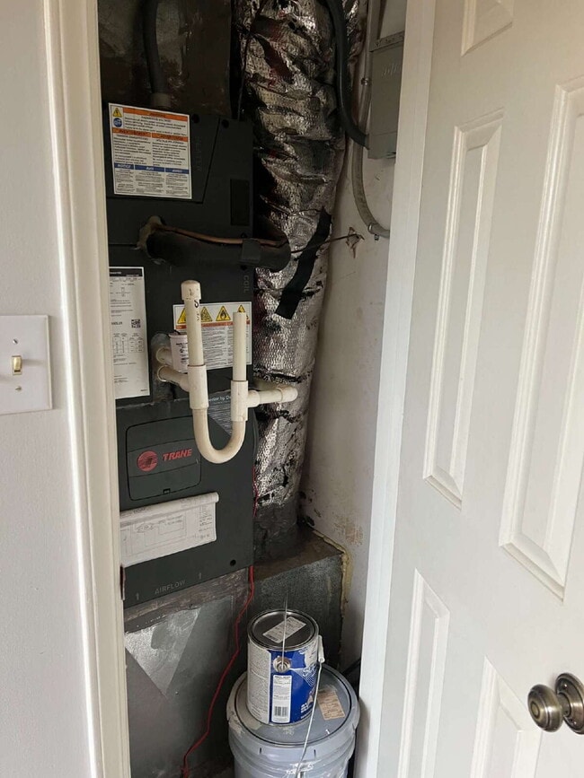 Building Photo - Charming 3 bedroom 2 bath townhome with lots of light and open downstairs. Galley kitchen, lots o...