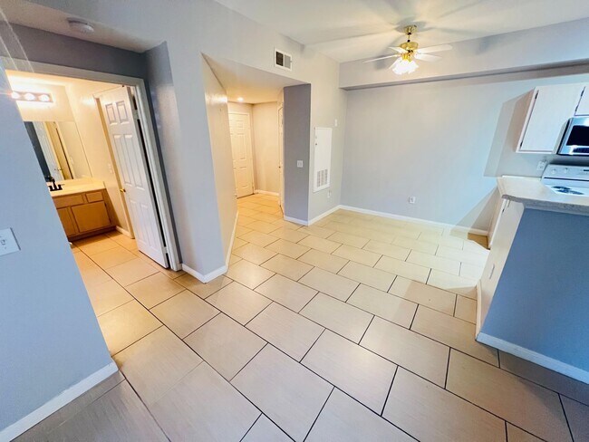 Building Photo - 2 Bed downstairs unit