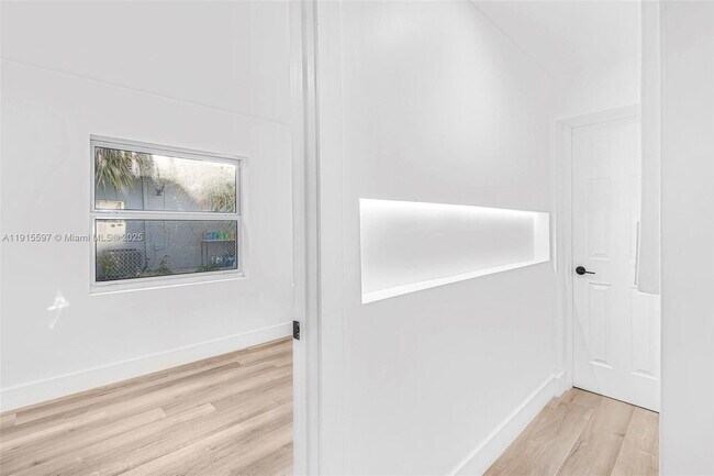 Building Photo - 216 NE 160th St