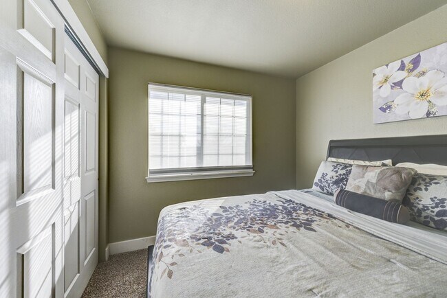 Building Photo - Amazing 3 Bedroom 3 Bath Home (1800sqft+) ...
