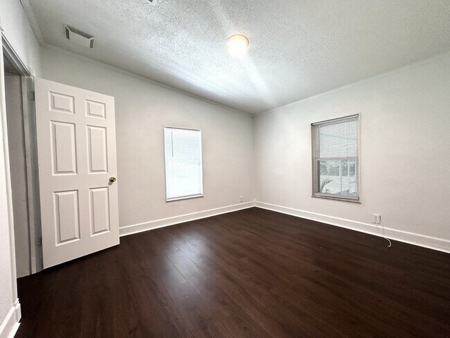 Building Photo - 2325 Salt Creek Trail