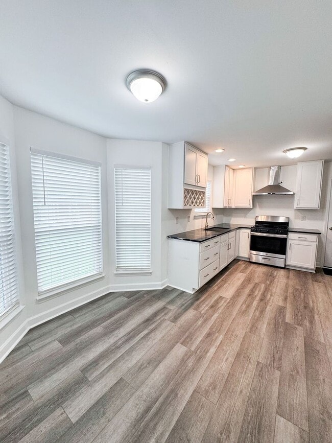 Building Photo - Conveniently Located 3 Bed 2.5 Bath Home i...