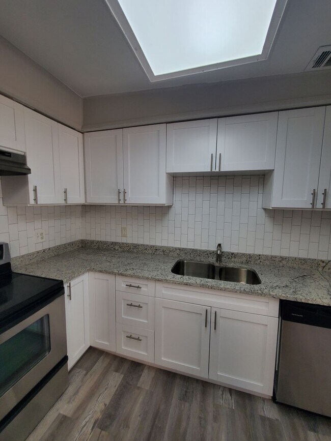 Building Photo - Large 3bdrm/2bath Home with garage & carpo...