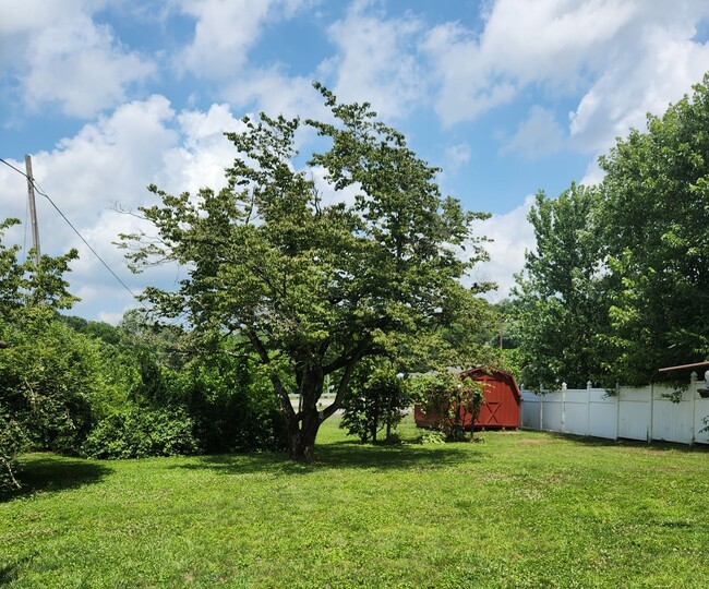 Building Photo - Conveniently located Belpre Home