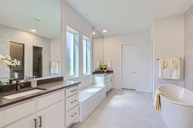 Building Photo - 704 Palamos Dr
