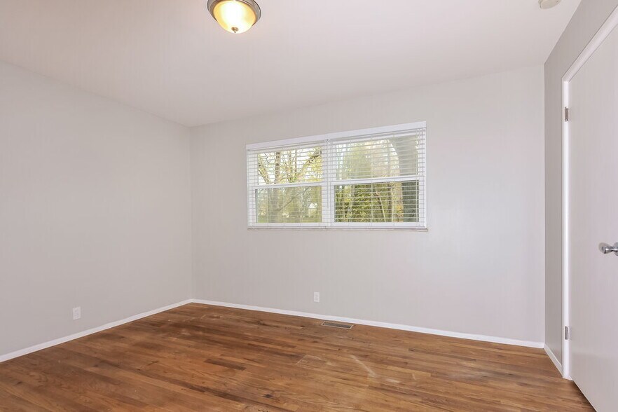 Building Photo - 13 Cricket Ct