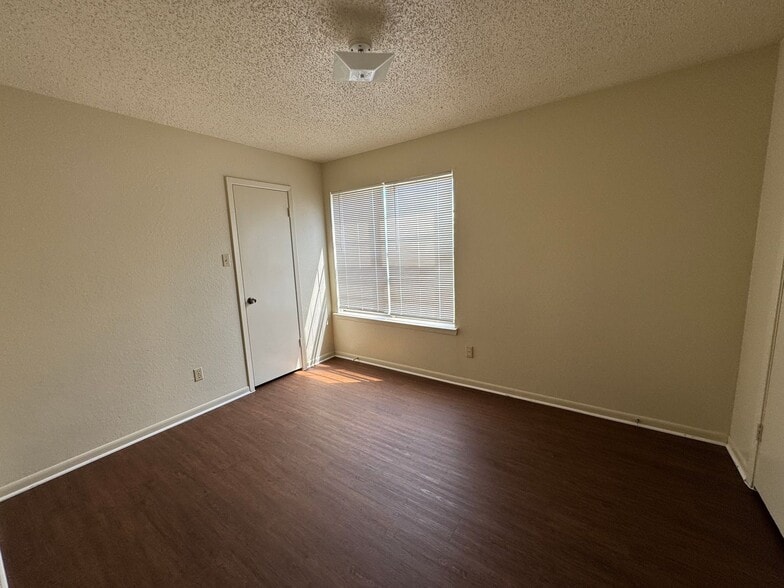 Building Photo - 3002 Chaucer Dr