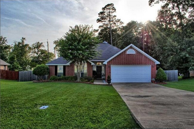 Primary Photo - Large 3 Bedroom Blanchard Home