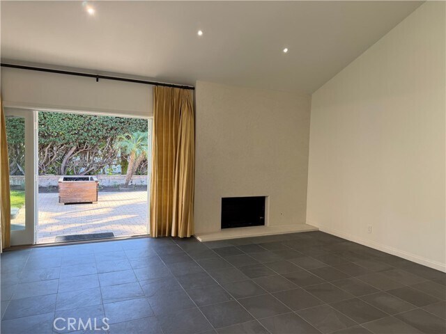 Building Photo - 15999 Via De Las Palmas