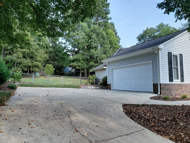Building Photo - 3 bedroom home in Denver