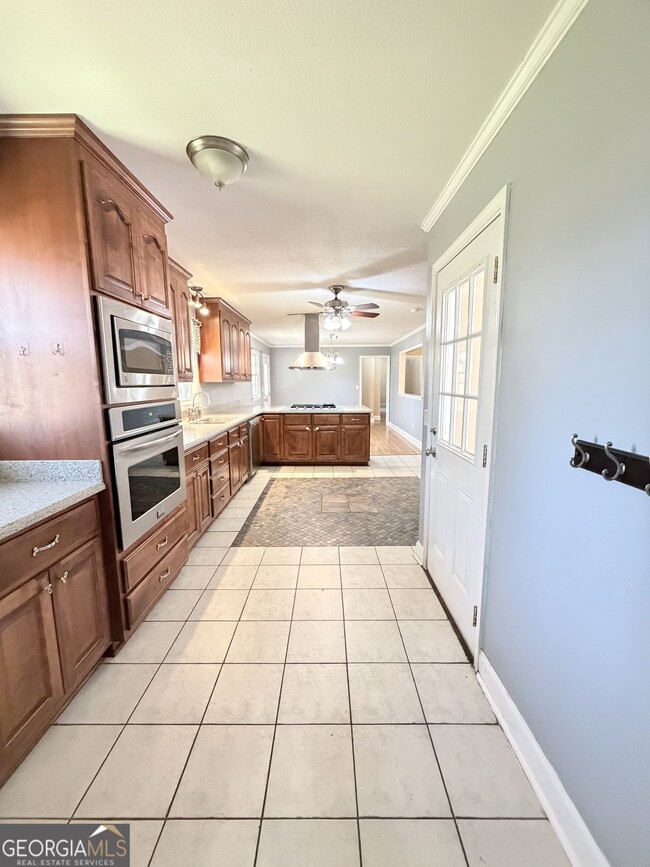 Building Photo - 560 Greencrest Dr