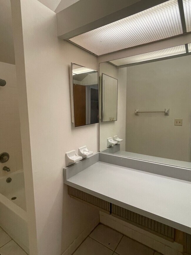 Building Photo - 2-bedroom, 2-bathroom townhouse in Las Pampas