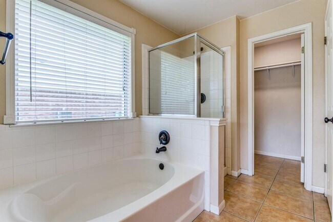 Building Photo - 648 Columbine Ave