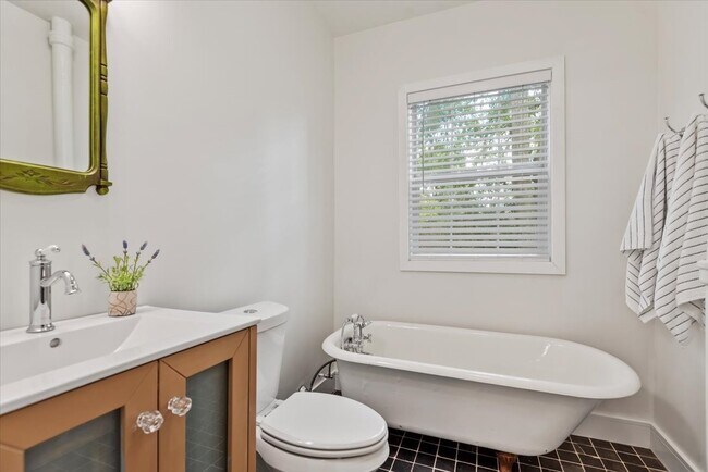 Building Photo - 603 Crockett St