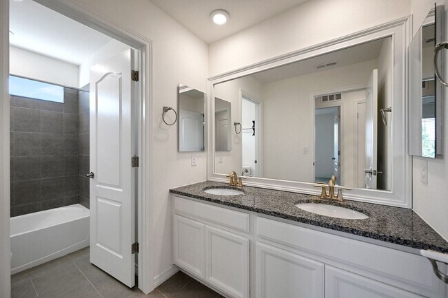 Building Photo - Modern 5BR House in Parker