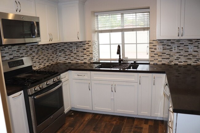 Building Photo - Spacious ALPINE 3 Bedroom 2.5 Bath 2 Story on a Cul De Sac