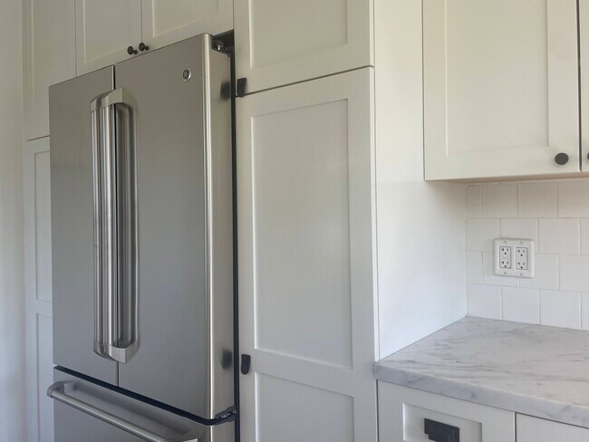Refrigerator - 1521 Portia St
