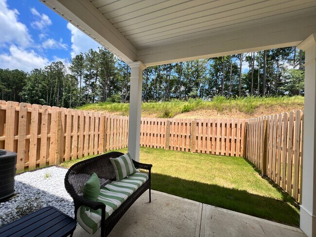 Building Photo - 3BR/2.5 BATH Townhome with Garage & Fenced...
