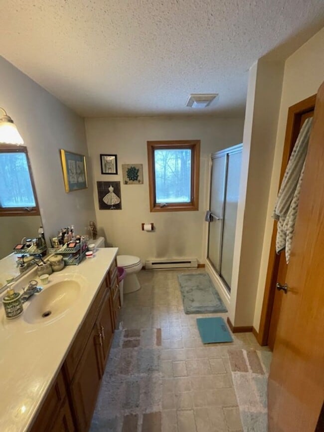 Building Photo - Spacious 3 bedroom in quiet country setting.