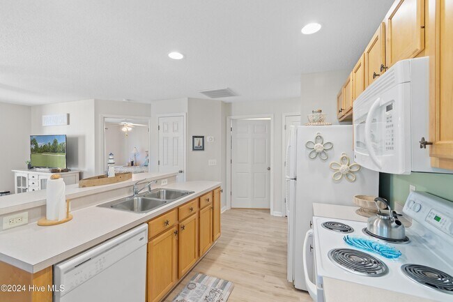 Building Photo - 3350 Club Villas Dr