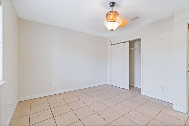 Building Photo - 208 Palm Cir