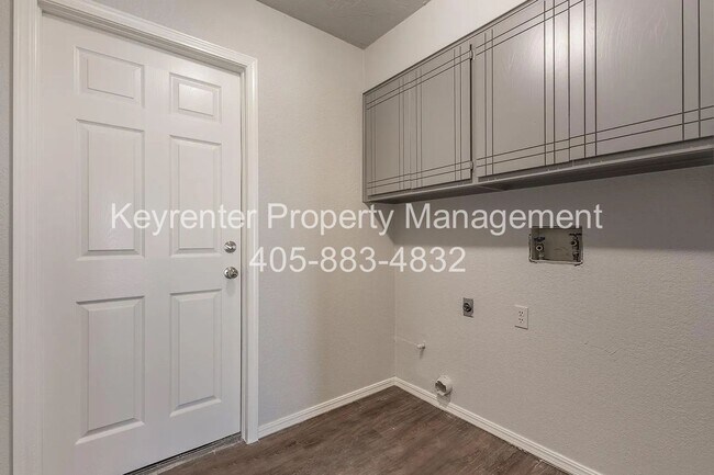 Building Photo - 9020-9020 N Rockwell Dr