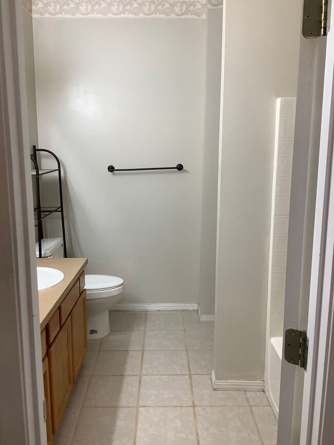 Building Photo - Spacious 3BR/3BA Townhome in PRIME location!!