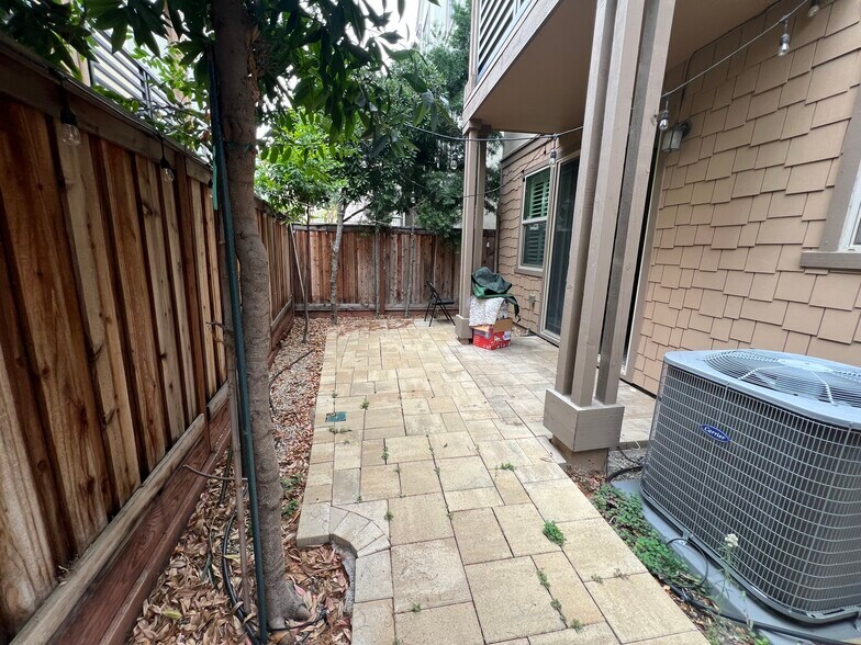 paved backyard - 2904 Worthing Cmn