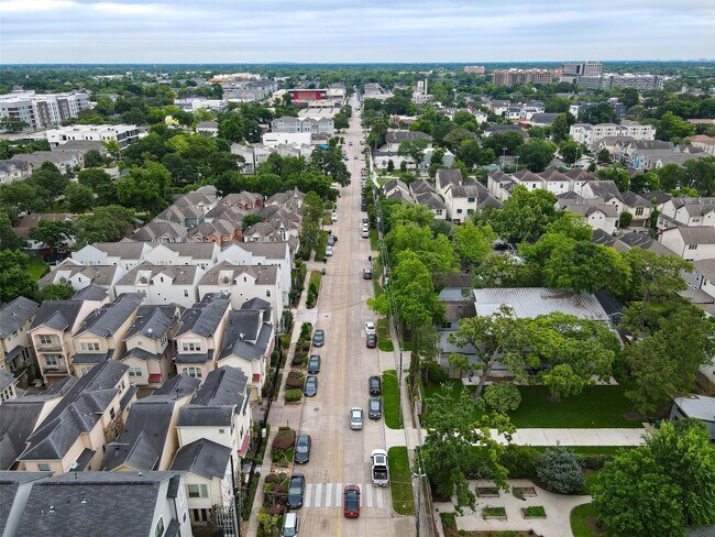 Building Photo - 931 W 23rd St