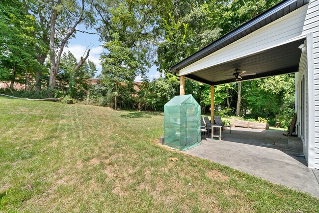 Building Photo - 418 Oak St