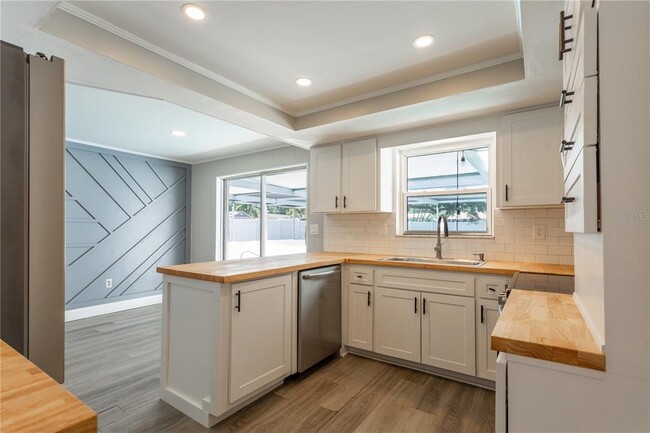 Building Photo - 2021 Valley Dr